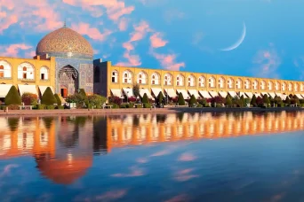 گنبد مسجد شیخ لطف الله میدان نقش جهان اصفهان در غروب آفتاب
