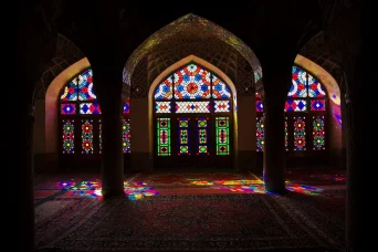 نمای داخلی مسجد خواجه نصیرالملک شیراز ، ایران