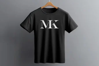 موکاپ تیشرت مشکی با حروف MK روی آن