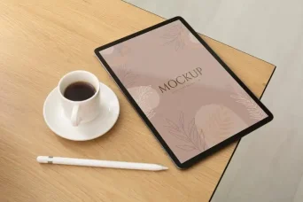 موکاپ صفحه نمایش تبلت روی میز و قلم سفید