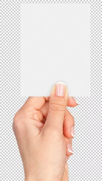 لایه باز انگشتان زنانه که کارت ویزیت خالی را روی پس‌زمینه شفاف نگه می‌دارند